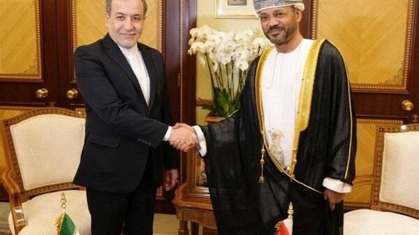 El сanciller iraní Abbas Aragchi se reunió con su homólogo de Omán, Hakan Fidan, ante el comienzo de una nueva ronda de negociaciones con EEUU - Sputnik Mundo