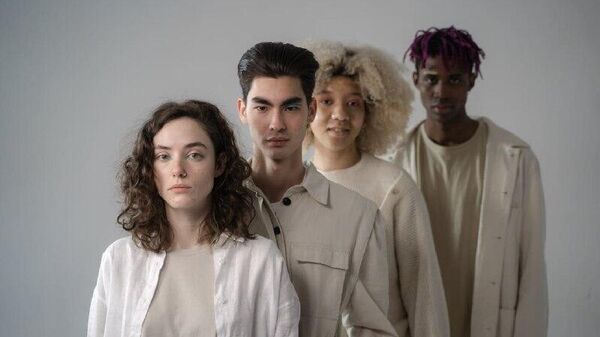 La Justicia de EEUU investiga a una marca deportiva por discriminación de personas blancas - Sputnik Mundo