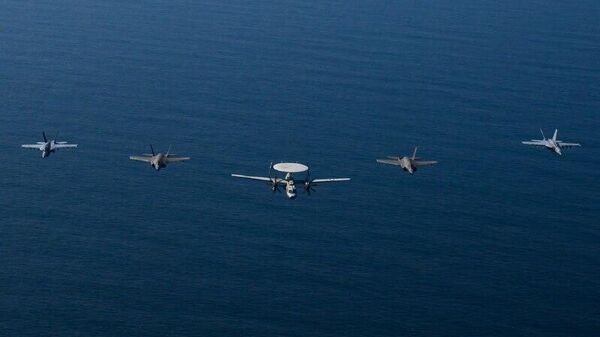 Paz a través de la fuerza: EEUU muestra a su flota naval cerca de Irán - Sputnik Mundo