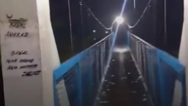 Captan la caída de un puente por inundaciones en Filipinas - Sputnik Mundo