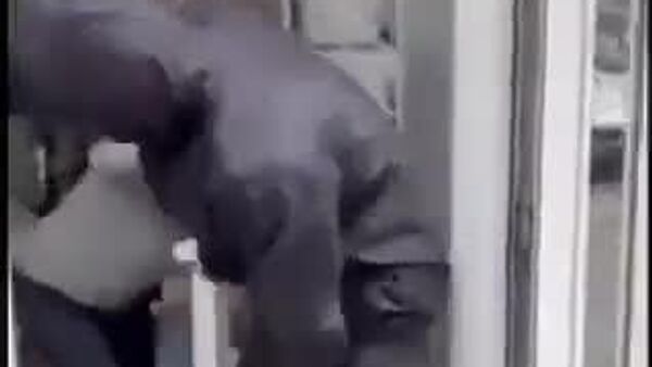 Lanzan un explosivo casero contra un salón de belleza en Francia - Sputnik Mundo