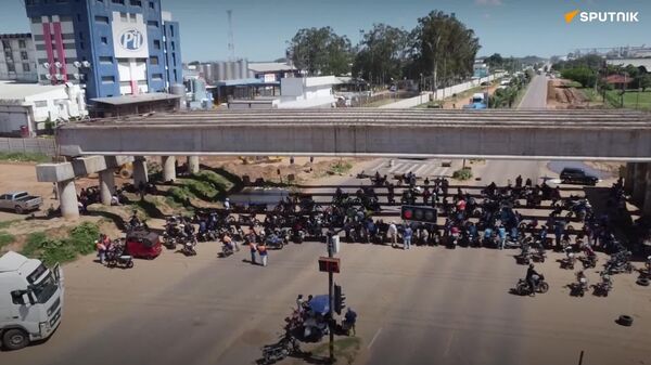 🪧 Transportistas bolivianos bloquean vías de tres ciudades por gasolina de mala calidad - Sputnik Mundo