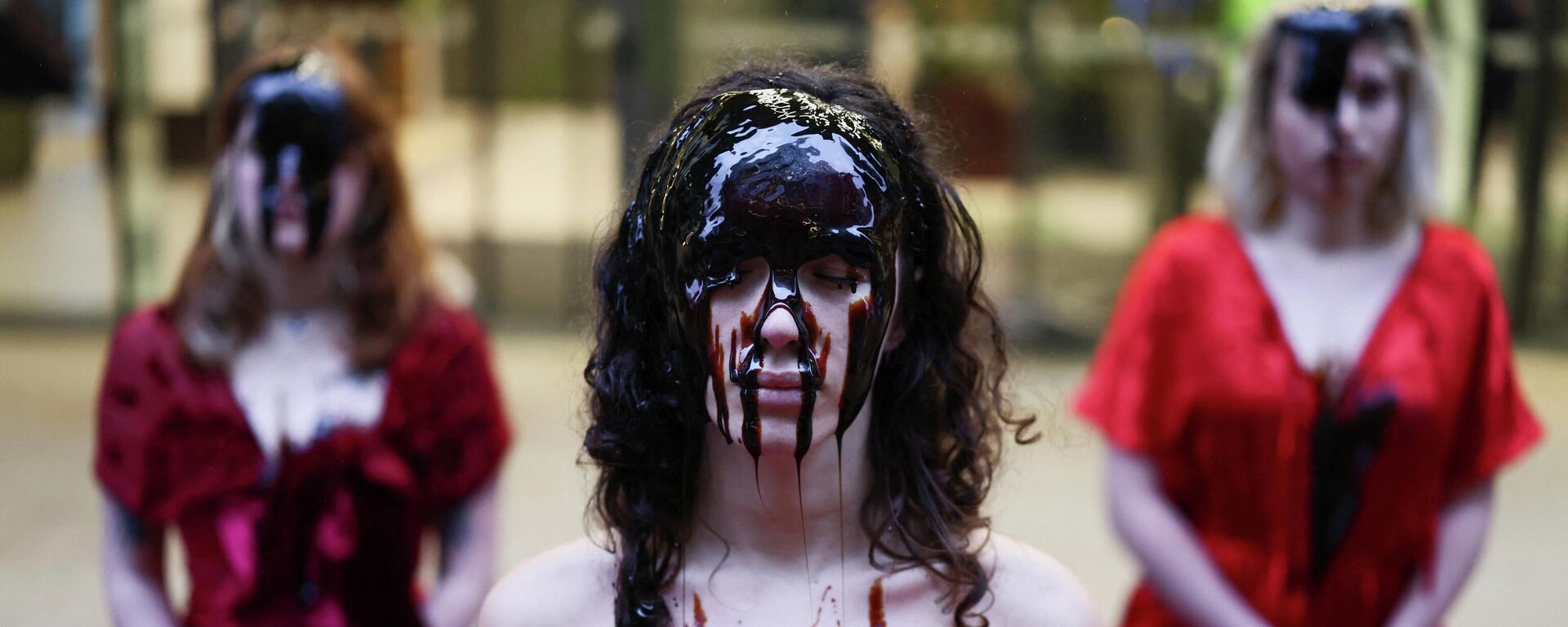 Activistas con vestidos de rosas rojas y rostros cubiertos de melaza en una protesta por un derrame de petróleo, en Londres, Reino Unido.  - Sputnik Mundo, 1920, 08.02.2026