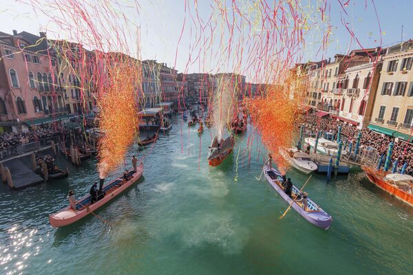 La regata de carnaval llega al puente de Rialto y el confeti vuela desde el vientre de la llamada Pantegana (una rata de gran tamaño), en Venecia, Italia. El Carnaval de Venecia 2026, programado del 31 de enero al 17 de febrero, celebra el año olímpico con una temática que entrelaza historia, arte y deporte, en un homenaje al poder universal del juego y el desafío. - Sputnik Mundo