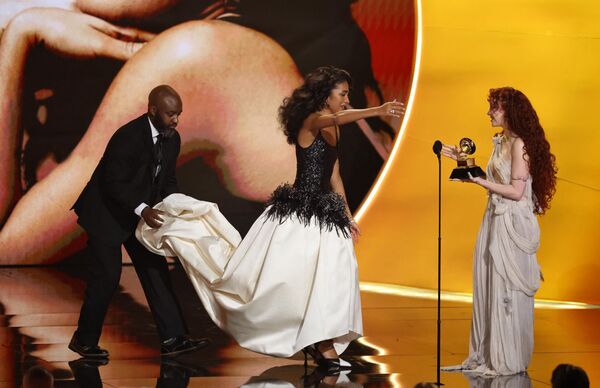 Olivia Dean, cantante y compositora británica, recibe el premio a Mejor Artista Nuevo en la 68.ª edición anual de los Premios Grammy en Los Ángeles, California, EEUU. - Sputnik Mundo