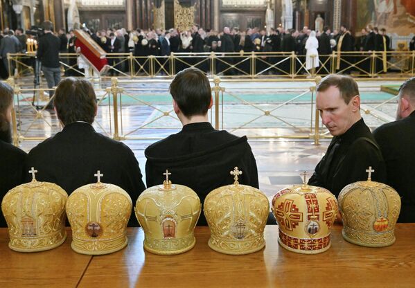 El clero durante la divina liturgia en el decimoséptimo aniversario de la entronización del patriarca de Moscú y toda Rusia, Kiril, en la Catedral de Cristo Salvador en Moscú. - Sputnik Mundo