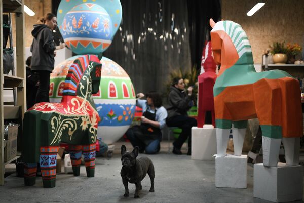 La producción de decoraciones para la fiesta de Máslenitsa en la capital rusa, Moscú.La Máslenitsa es una fiesta tradicional de los eslavos orientales que celebra el fin del invierno y la llegada de la primavera. Aunque su tradición se remonta a tiempos paganos, está relacionada con la Pascua, una celebración muy importante para los cristianos que todos los años cambia de fecha. - Sputnik Mundo