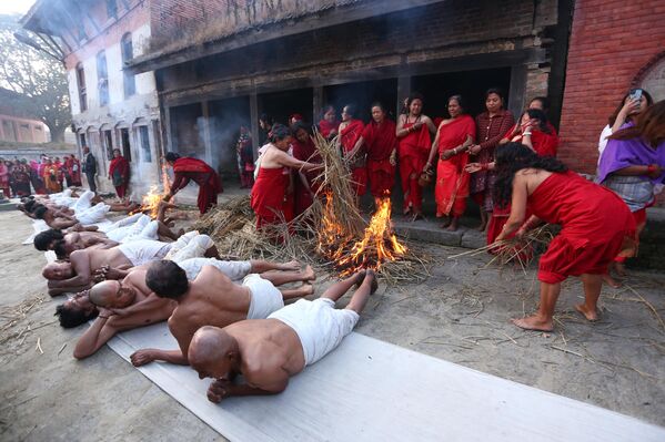 Una devota hindú nepalesa ofrece una oración ritual durante el último día del festival Madhav Narayan en el río Hanumante en Nepal.  Las mujeres hindúes nepalesas observan ayuno y rezan a la diosa Swasthani por una larga vida y la prosperidad de sus familias durante esta celebración festiva de ayuno, de un mes de duración. - Sputnik Mundo