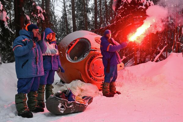 Los miembros de una tripulación simulada, el cosmonauta de Roscosmos Alexandr Grebenkin, el comandante del cuerpo de cosmonautas de Roscosmos, Oleg Kononenko, y el astronauta de la NASA Marcos Berrios, reciben entrenamiento en acciones en caso de un aterrizaje de emergencia en una zona boscosa y pantanosa en invierno. - Sputnik Mundo