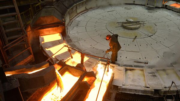 Vertido de ánodos de cobre en el taller de la Planta Electrolítica de Cobre Kyshtym   - Sputnik Mundo