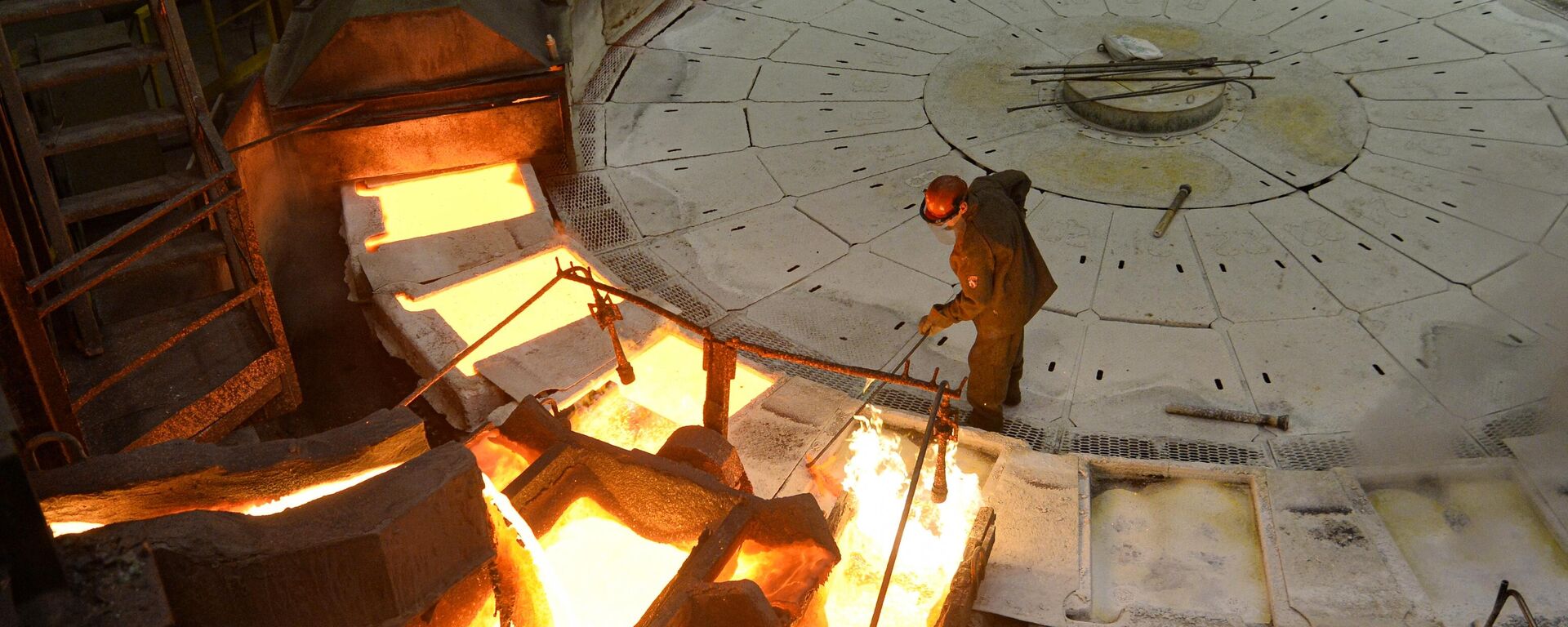 Vertido de ánodos de cobre en el taller de la Planta Electrolítica de Cobre Kyshtym   - Sputnik Mundo, 1920, 07.02.2026