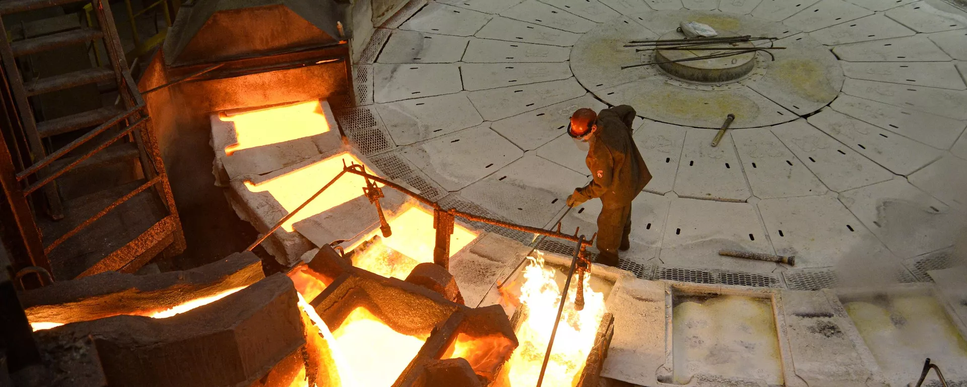 Vertido de ánodos de cobre en el taller de la Planta Electrolítica de Cobre Kyshtym Vertido de ánodos de cobre en el taller de la Planta Electrolítica de Cobre Kyshtym - Sputnik Mundo, 1920, 15.05.2026