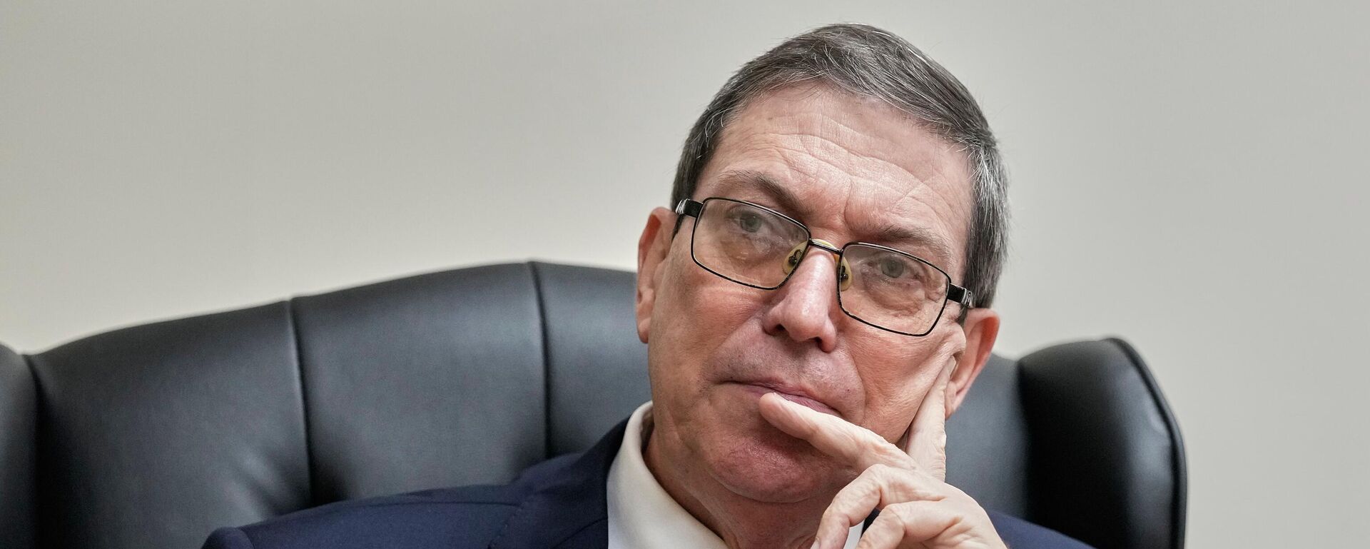 Bruno Rodríguez Parrilla, ministro de Relaciones Exteriores de Cuba, habla durante una entrevista con 'The Associated Press' en la Misión Permanente de Cuba ante las Naciones Unidas, en Nueva York, el 30 de septiembre de 2025 - Sputnik Mundo, 1920, 28.03.2026