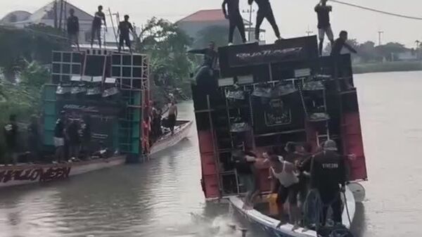 Una lancha con un sistema de sonido se hunde durante un ritual en Indonesia - Sputnik Mundo