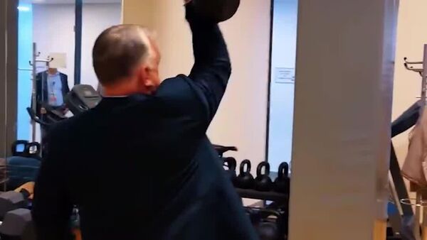 Orban se pone en 'modo combate' antes de su discurso: levanta pesas sin quitarse el traje - Sputnik Mundo