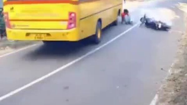 ¡Salvado de milagro!: joven escapa por poco de ser atropellado por un autobús en la India - Sputnik Mundo