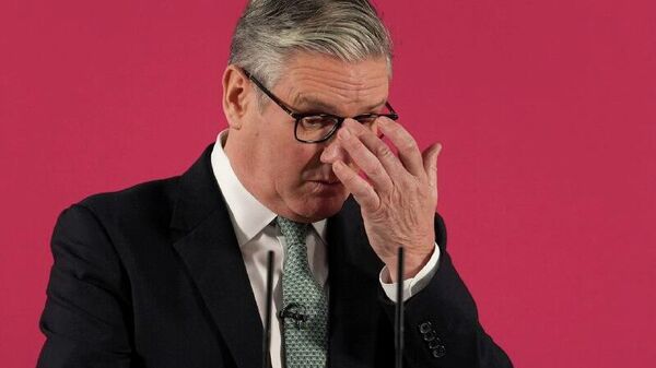 ¿Efecto dominó en plena acción? Dimite otro asistente de Starmer por el escándalo de los archivos de Epstein - Sputnik Mundo