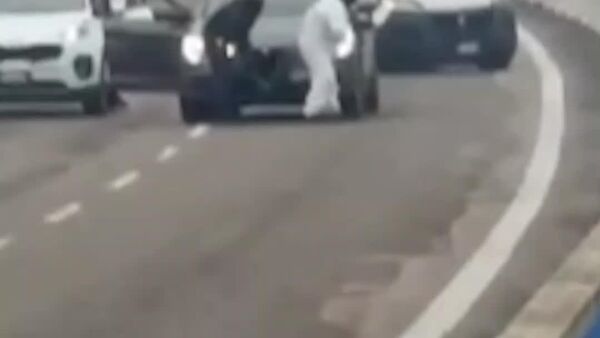 Asalto de película en Italia: personas armadas atacan un furgón blindado a plena luz del día - Sputnik Mundo