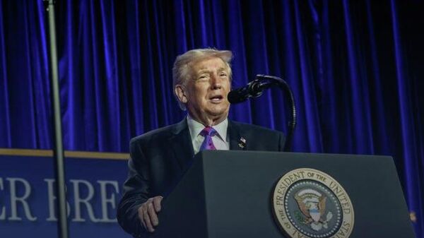 Trump advierte que podría enviar otro portaaviones a Oriente Medio si fracasa diálogo con Irán - Sputnik Mundo