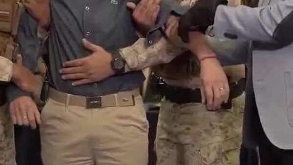 ¡Estimulante!: así probaron el guante eléctrico que usarán las fuerzas del orden en una ciudad argentina - Sputnik Mundo