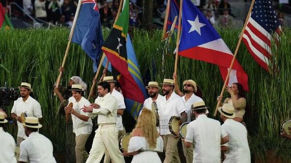 Bad Bunny abre debate tras show en el Super Bowl: La gente quiere que cualquier cosa sea una revolución - Sputnik Mundo
