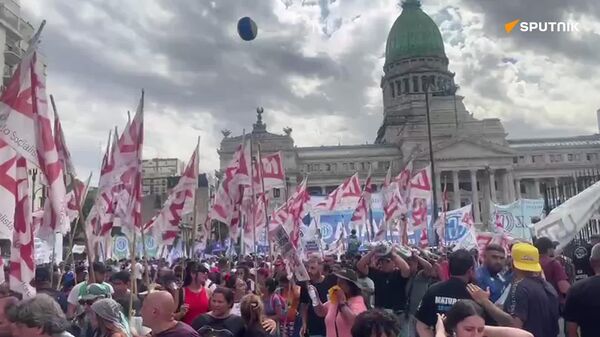 🪧 Manifestantes contra la reforma laboral presionan en las inmediaciones del Senado de Argentina - Sputnik Mundo