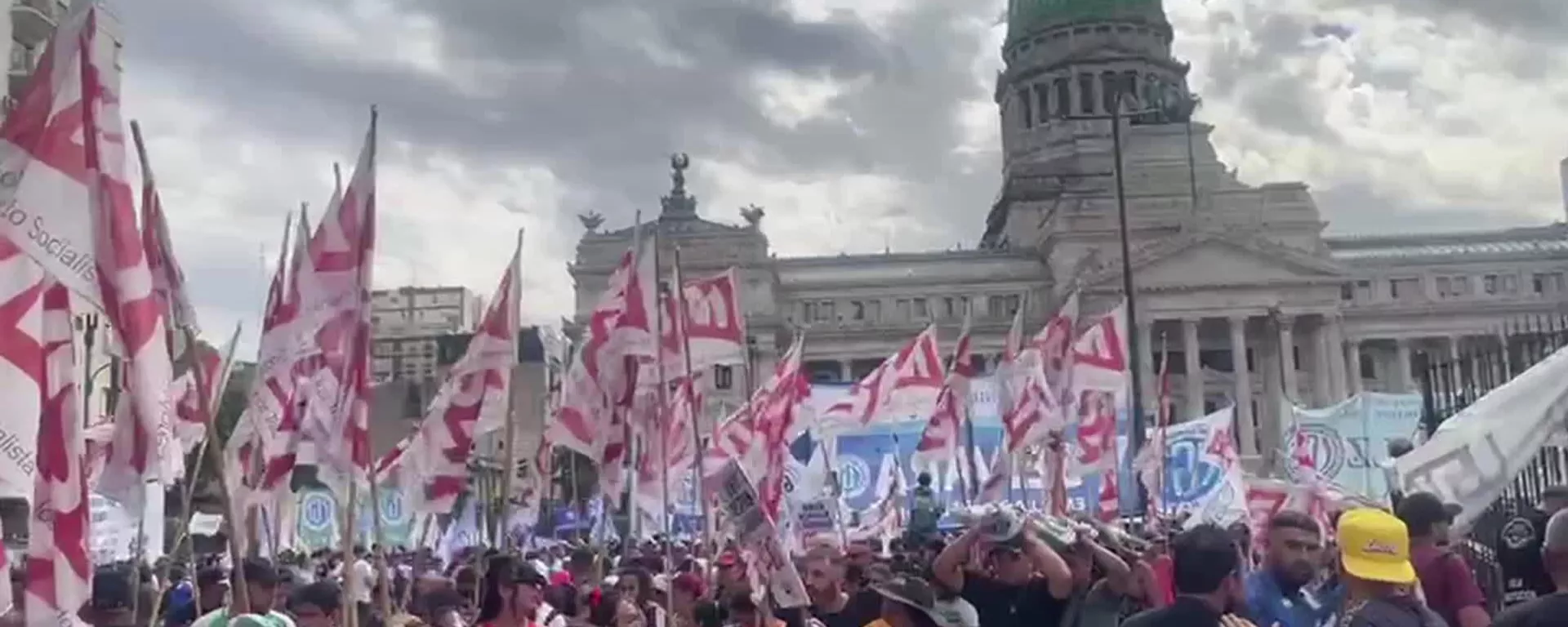 🪧 Manifestantes contra la reforma laboral presionan en las inmediaciones del Senado de Argentina - Sputnik Mundo, 1920, 11.02.2026