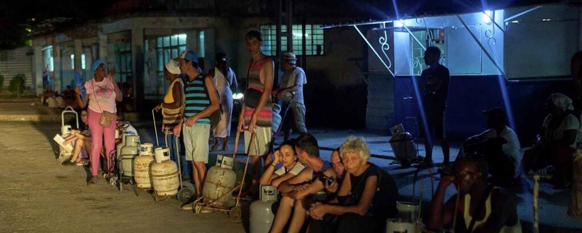 Cubanas y cubanos esperando para rellenar sus tanques de gas para poder cocinar (imagem ilustrativa)  - Sputnik Mundo, 1920, 12.02.2026
