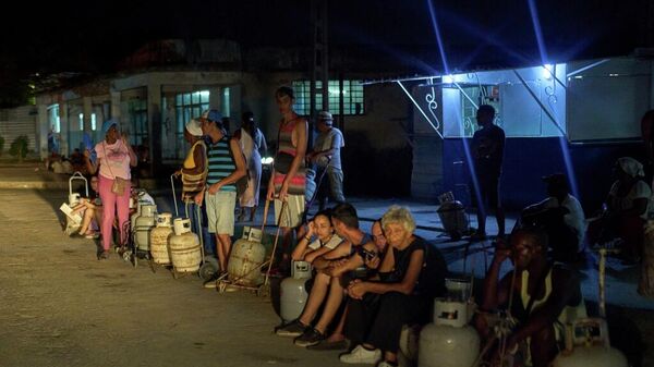 Cubanas y cubanos esperando para rellenar sus tanques de gas para poder cocinar (imagem ilustrativa)  - Sputnik Mundo