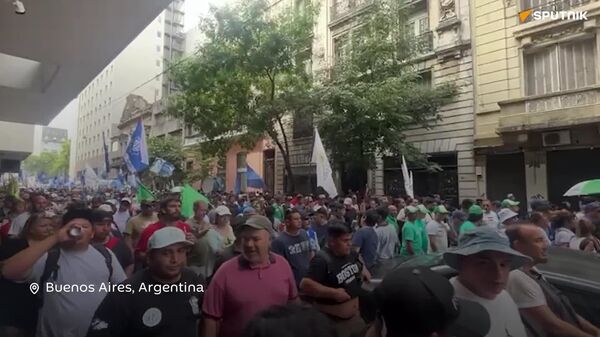 Protesta contra la reforma laboral en Argentina: Le quieren quitar derechos históricos a la clase trabajadora - Sputnik Mundo