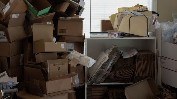 Cajas vacías se apilan para su reutilización en A Sight For Sport Eyes, una tienda física y de comercio electrónico de gafas deportivas, el 20 de agosto de 2025, en West Linn, Oregón. (imagen ilustrativa) - Sputnik Mundo