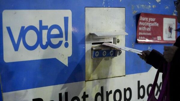 Derivaciones del caso Epstein podrían hundir a demócratas y republicanos en próximos comicios - Sputnik Mundo