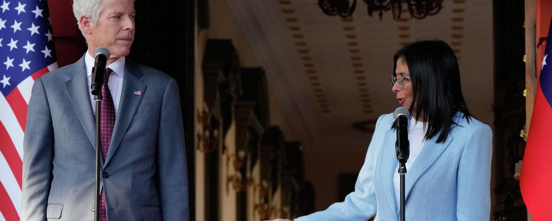 El secretario de Energía de Estados Unidos, Chris Wright, y la presidenta interina de Venezuela, Delcy Rodríguez - Sputnik Mundo, 1920, 12.02.2026