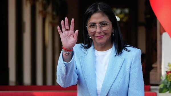 Delcy Rodríguez, presidenta interina de Venezuela, saluda tras despedirse del secretario de Energía de Estados Unidos tras su reunión en el Palacio de Miraflores en Caracas, Venezuela, el 11 de febrero de 2026  - Sputnik Mundo