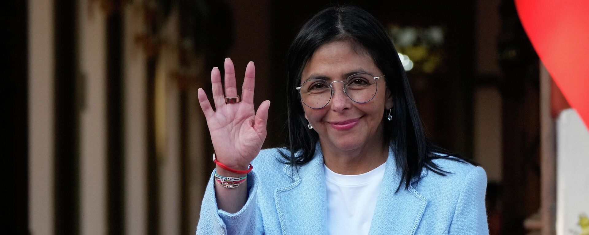 Delcy Rodríguez, presidenta interina de Venezuela, saluda tras despedirse del secretario de Energía de Estados Unidos tras su reunión en el Palacio de Miraflores en Caracas, Venezuela, el 11 de febrero de 2026 - Sputnik Mundo, 1920, 19.04.2026