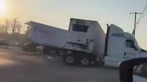 Camión de carga parte la caja de un tráiler en plena vialidad - Sputnik Mundo