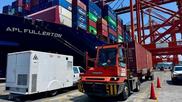 México perdió uno de cuatro dólares en aduanas por facturación fraudulenta - Sputnik Mundo