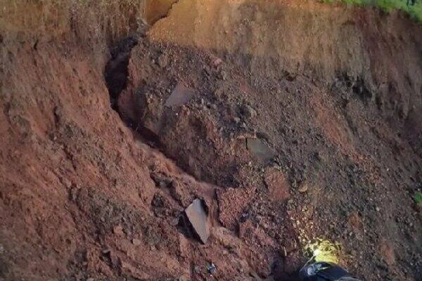 Una mujer cae a un agujero de 30 metros en una carretera de España - Sputnik Mundo