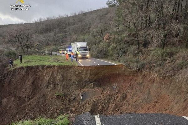 Una mujer cae a un agujero de 30 metros en una carretera de España - Sputnik Mundo