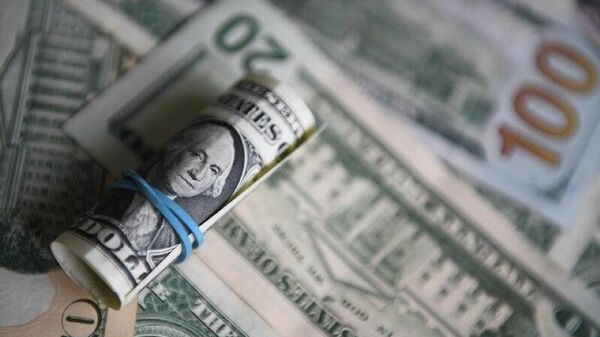 Nadie abandona el dólar, pero EEUU restringe su uso en varios países, señalan desde el Kremlin - Sputnik Mundo