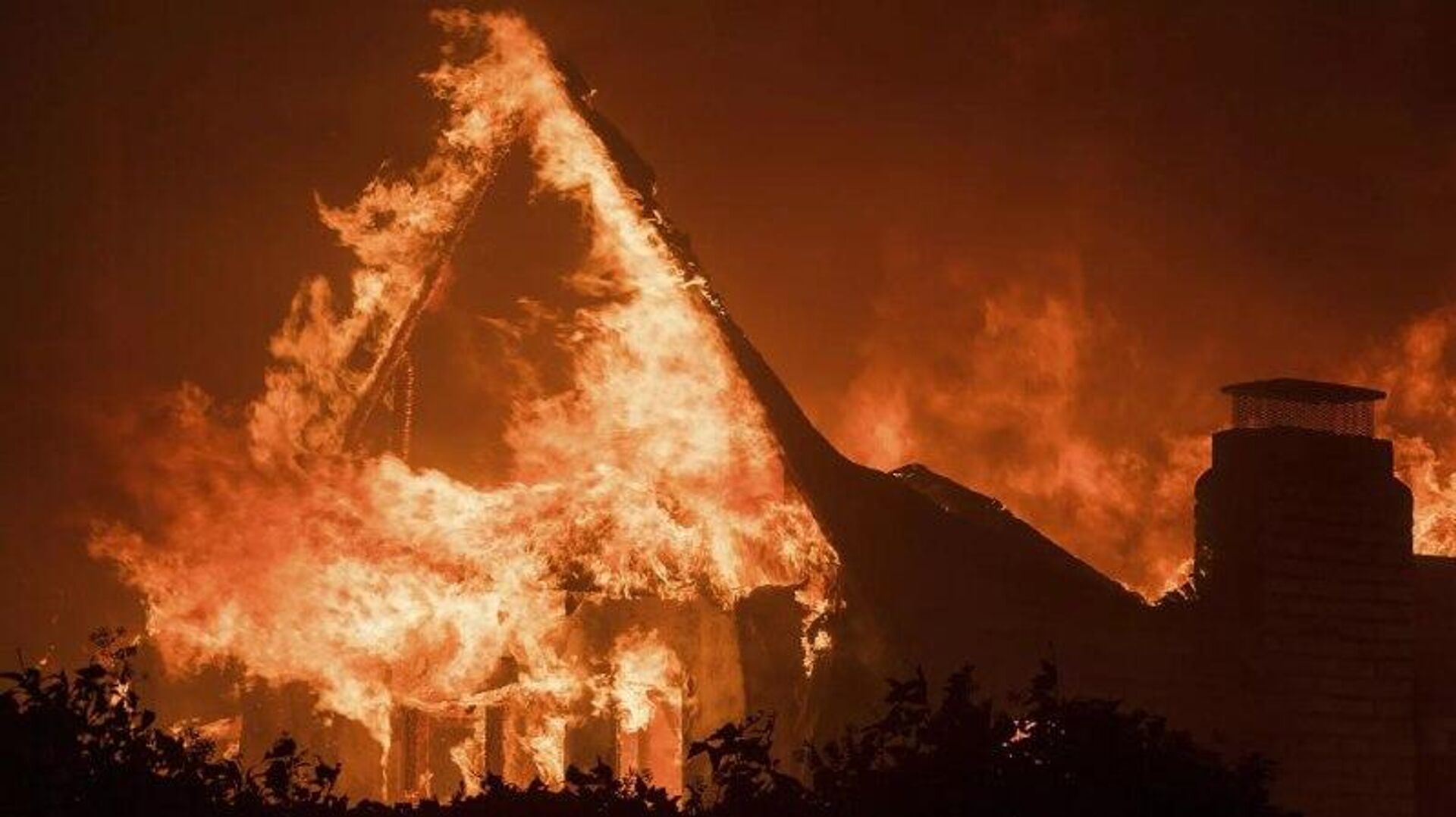 Investigan por qué hubo alertas tardías por incendios en barrios afroamericanos de California Investigan por qué hubo alertas tardías por incendios en barrios afroamericanos de California - Sputnik Mundo, 1920, 13.02.2026