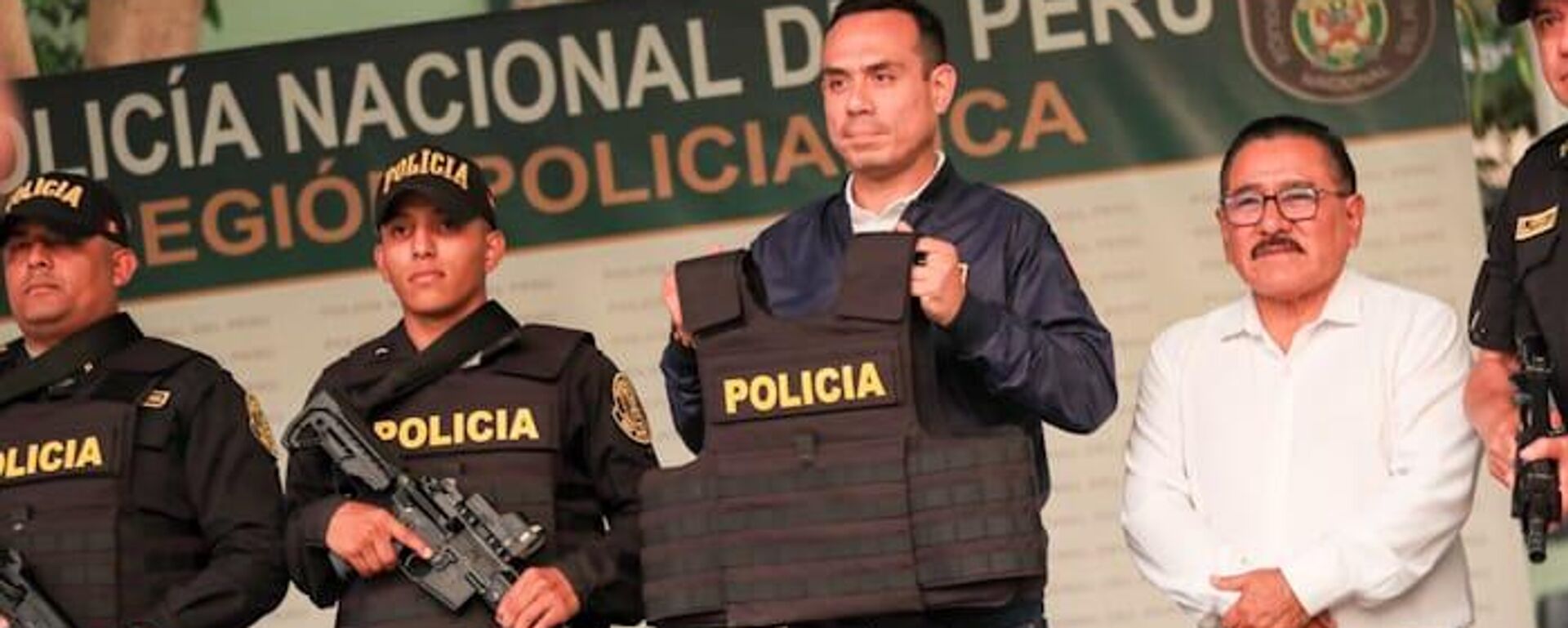 El presidente de Perú, José Jerí, con un chaleco antibalas de la Policía de Perú durante un acto - Sputnik Mundo, 1920, 14.02.2026