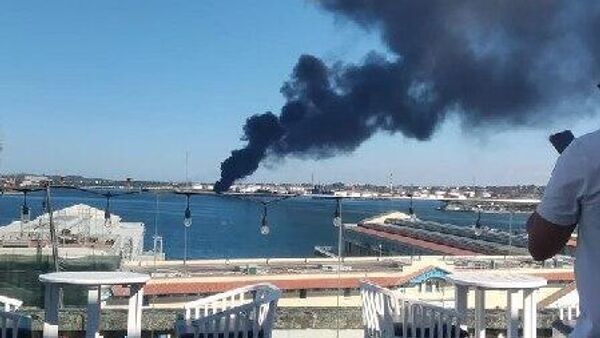Se registra incendio cerca de la refinería Ñico López de La Habana - Sputnik Mundo