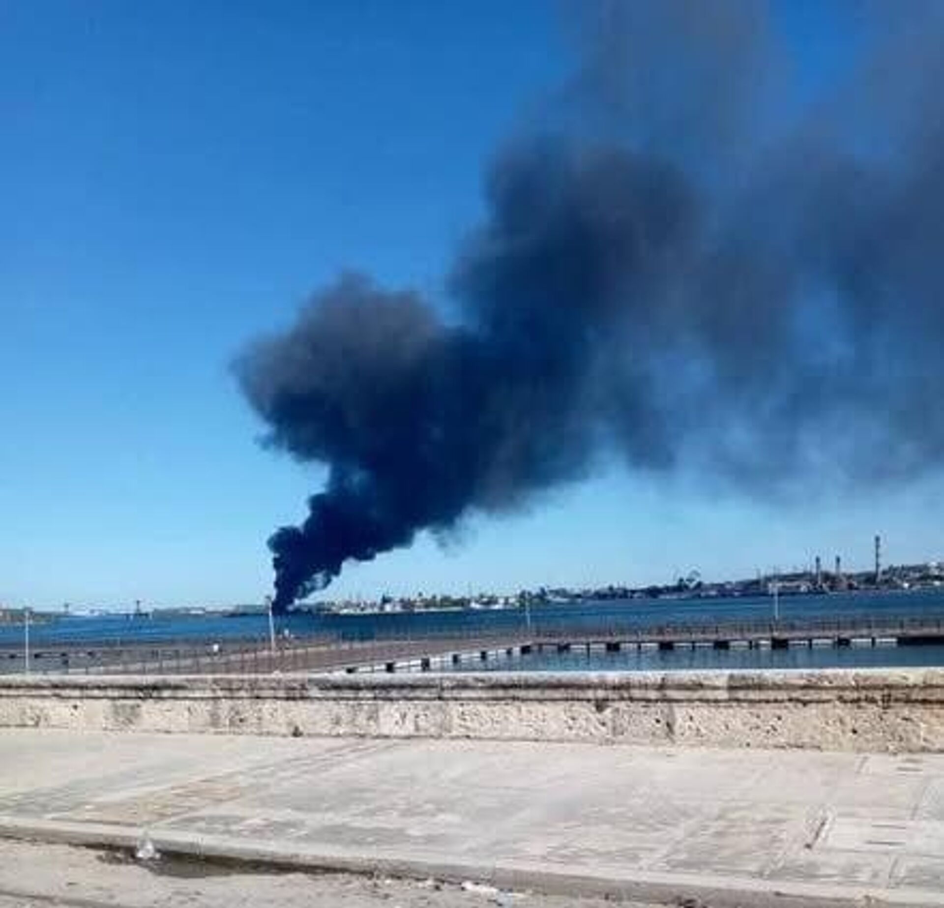Se registra incendio cerca de la refinería Ñico López de La Habana - Sputnik Mundo, 1920, 13.02.2026