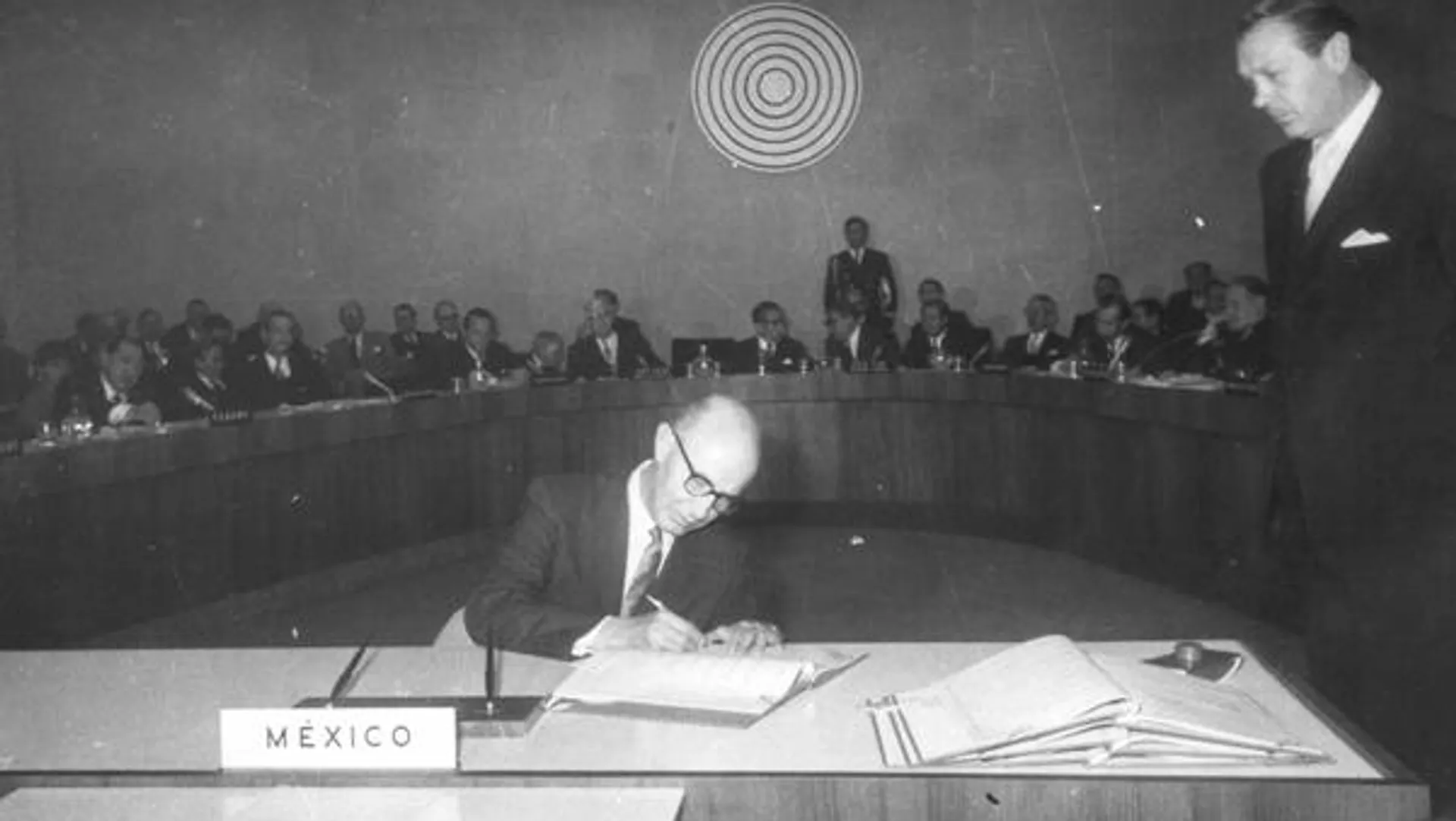 El diplomático mexicano Alfonso García Robles firma el Tratado para la Proscripción de Armas Nucleares en la América Latina y el Caribe El diplomático mexicano Alfonso García Robles firma el Tratado para la Proscripción de Armas Nucleares en la América Latina y el Caribe - Sputnik Mundo, 1920, 14.02.2026