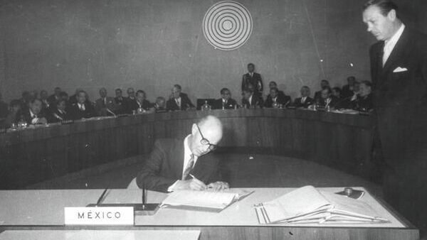 El diplomático mexicano Alfonso García Robles firma el Tratado para la Proscripción de Armas Nucleares en la América Latina y el Caribe - Sputnik Mundo