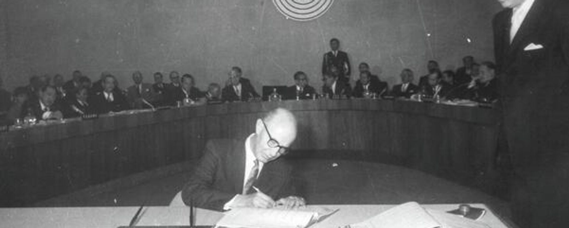 El diplomático mexicano Alfonso García Robles firma el Tratado para la Proscripción de Armas Nucleares en la América Latina y el Caribe - Sputnik Mundo, 1920, 14.02.2026