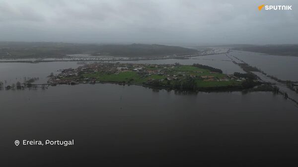 Las fuertes lluvias convierten a este pueblo portugués en una isla - Sputnik Mundo