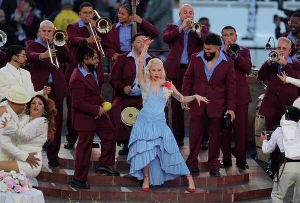 La cantante estadounidense Lady Gaga actúa durante el Super Bowl LX. - Sputnik Mundo