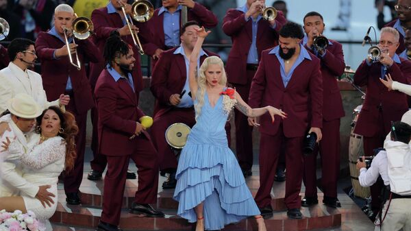 Леди Гага выступает во время шоу в перерыве матча на Суперболе - Sputnik Mundo